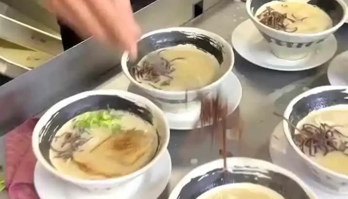 濃厚煮干とんこつラーメン寝屋川石田てっぺい -  料理飲み物 - 寝屋川市