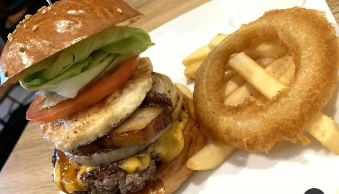 近江牛バーガー Cowscrown -  チーズバーガー - 草津市